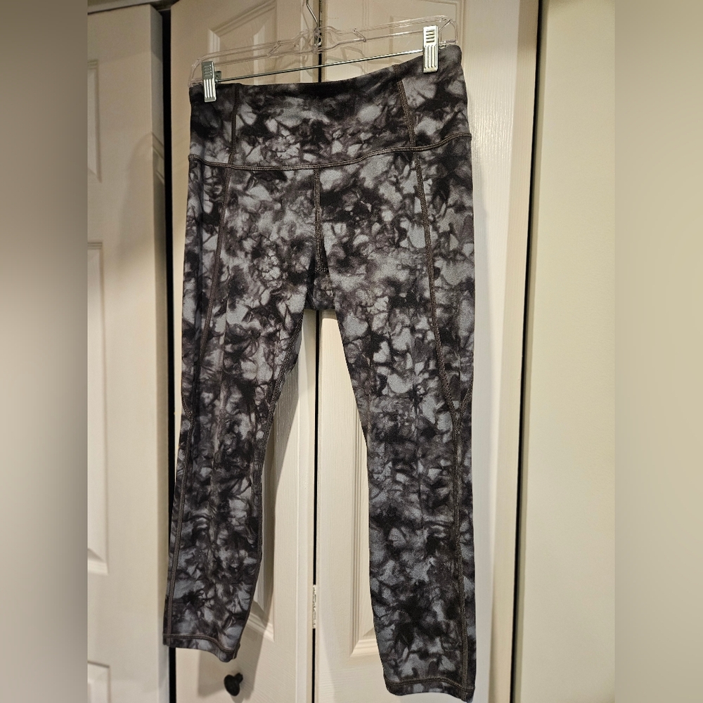 ATHLETA Petite Black/Gray Tie Dye Salutation 7/8 Legging Size Medium